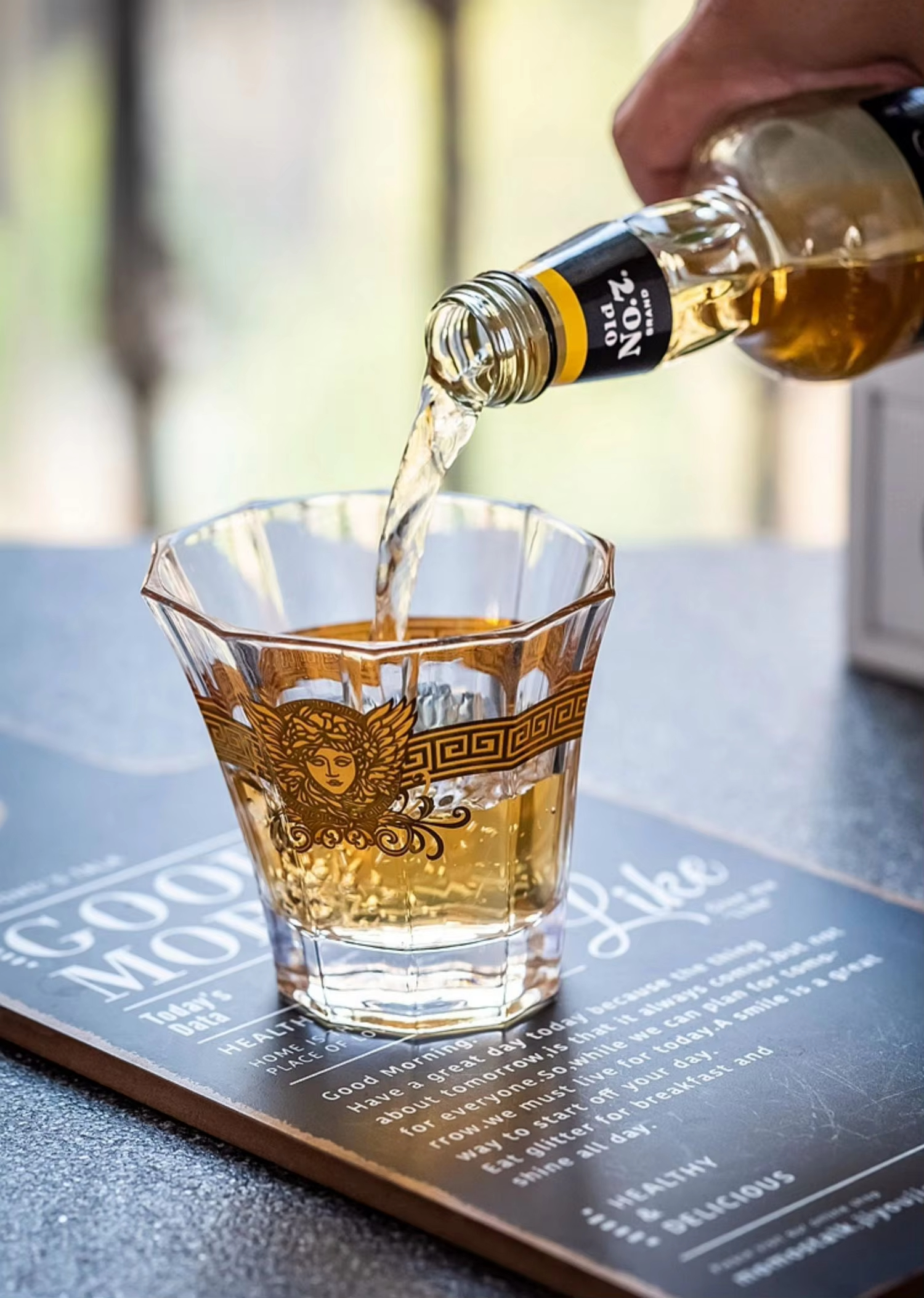 Medusa Gold Head Painted Whisk - Wine To Beer To Liquor recension och pris